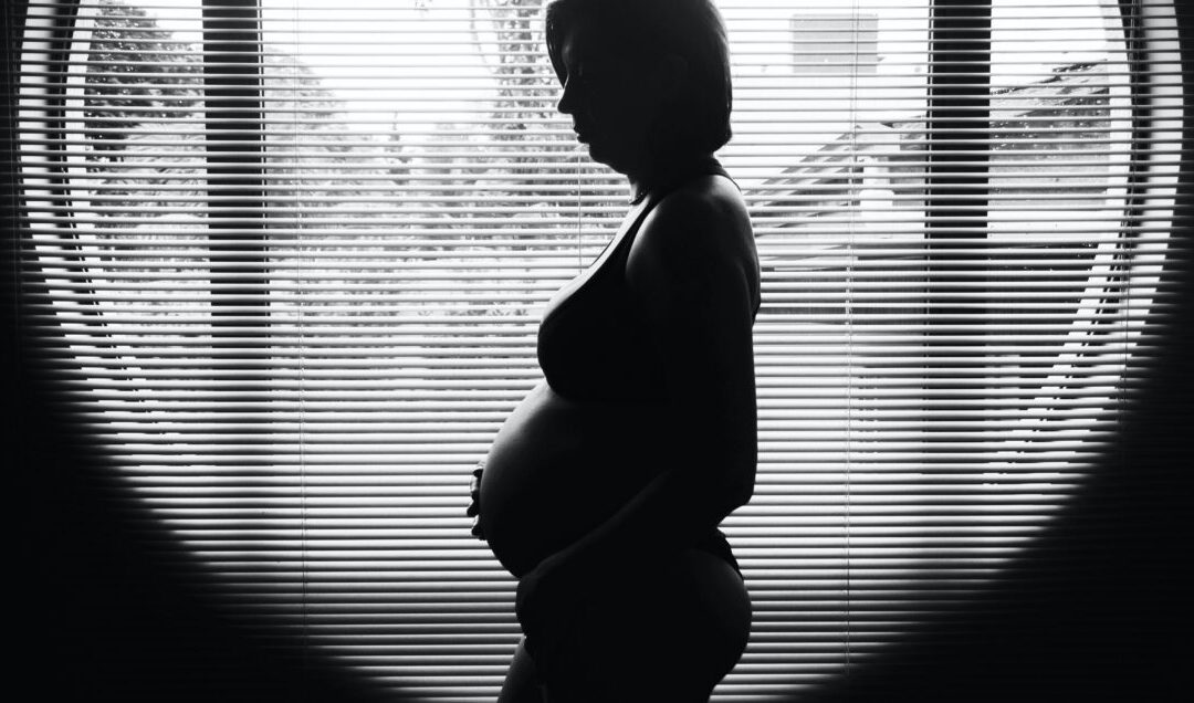 B&W Photo of pregnant woman